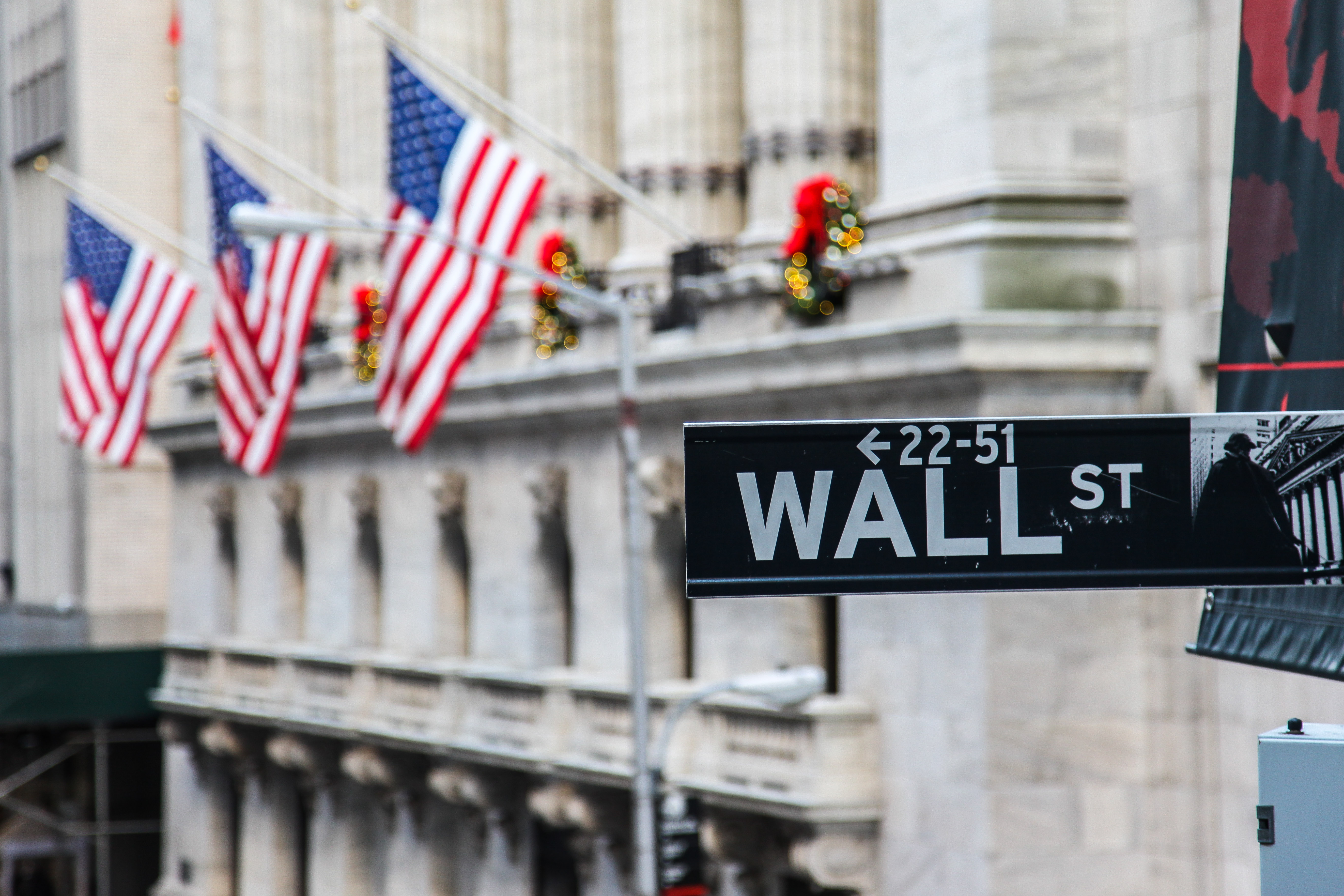 Wall-street-sign-with-flag-825175.JPG